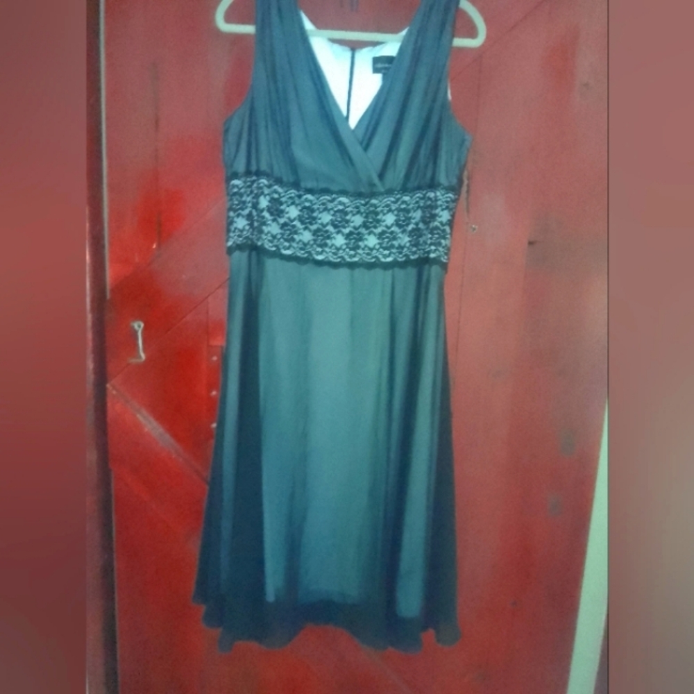 Chic Black Lace Midi Dress